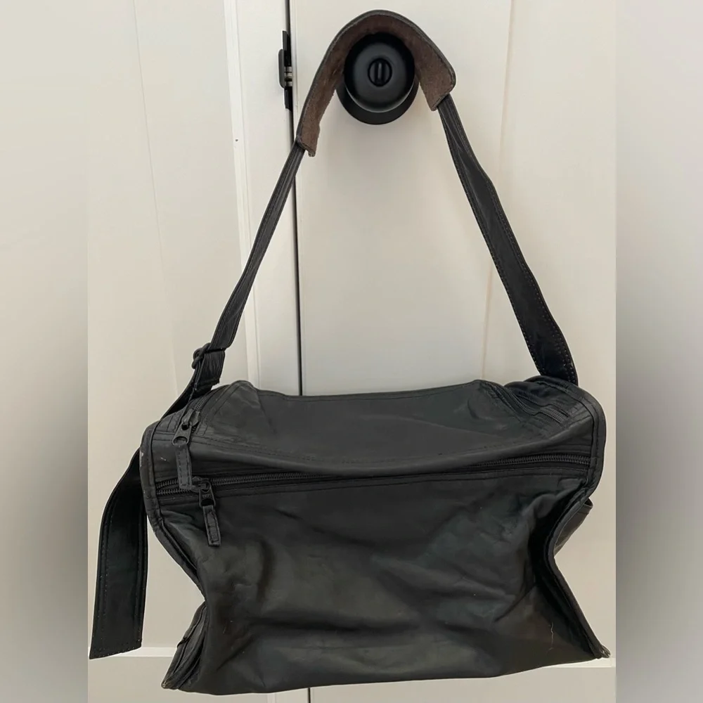 Vintage Tumi Bag Black Leather Messenger Camera carry on travel unisex classic